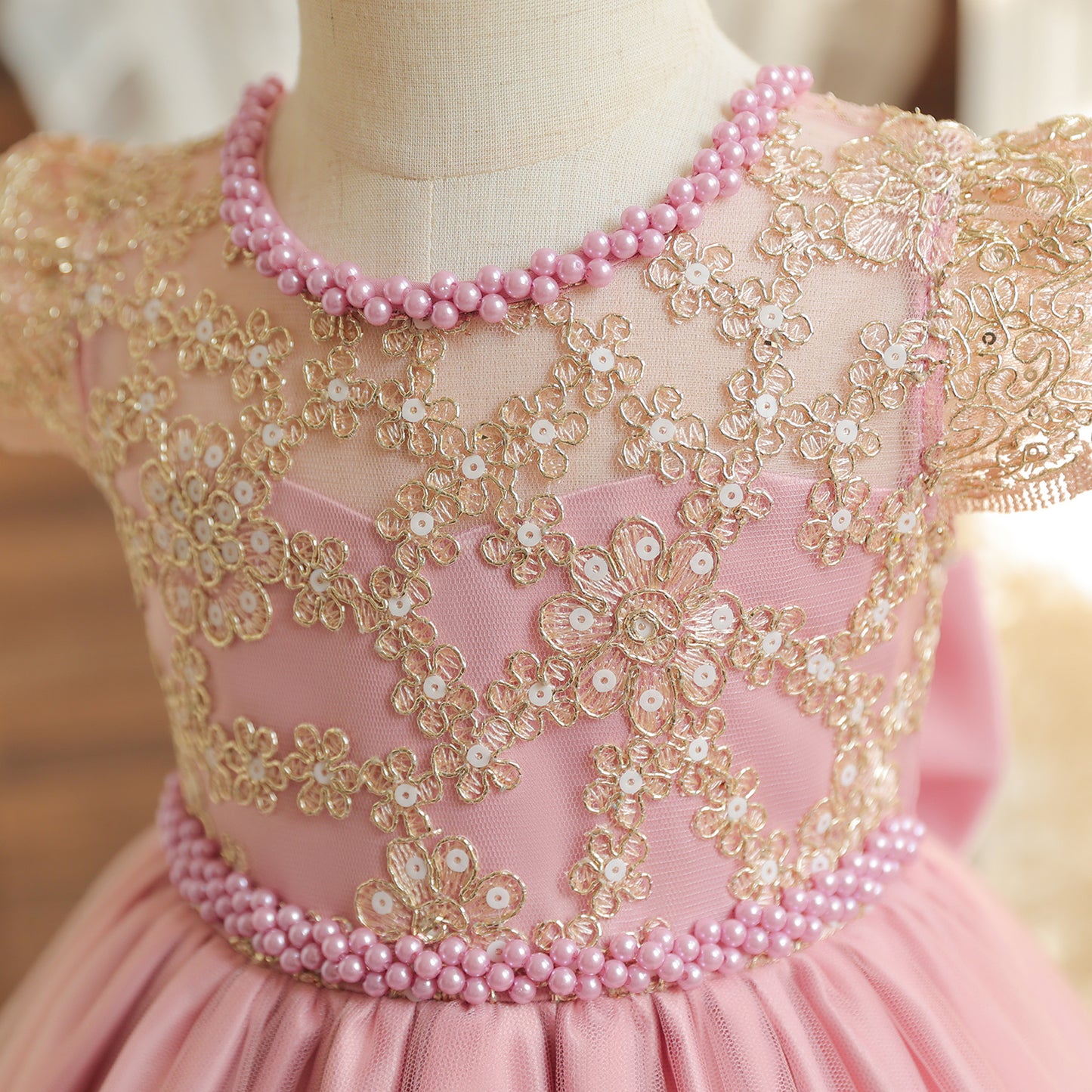 Vestido Rosa con Dorado Elegante