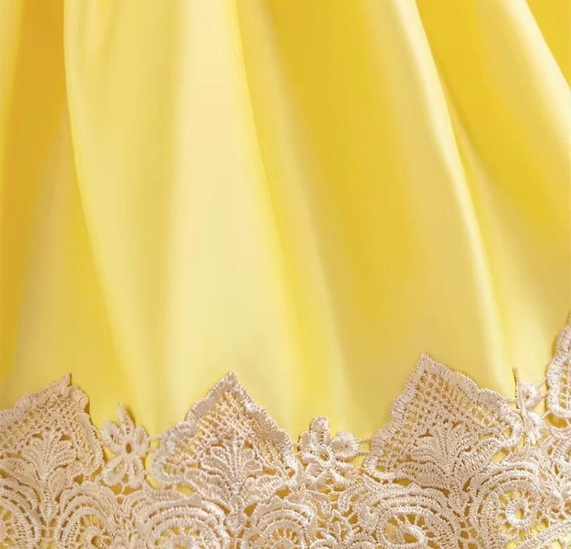 Vestido Blanca Nieves elegante con vinchita, manga princesa, brillos ✨ 💛👑 3501