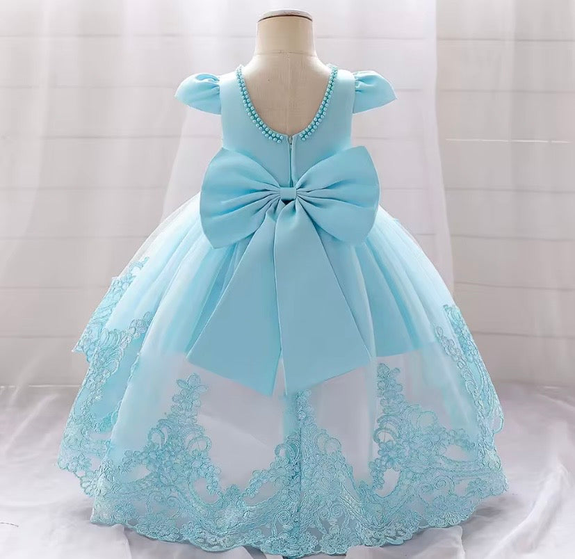 Vestido celeste con cola larga, perlas, detalles de encaje 🩵 1377C
