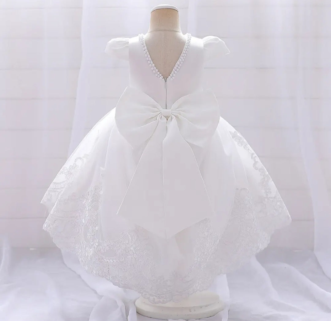 Vestido Blanco con cola y moño atrás🤍 1377B