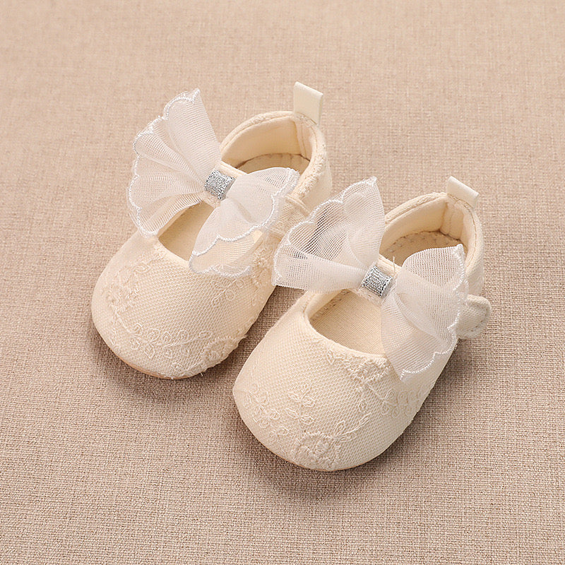 Calzado, zapatito beige de tela 3525