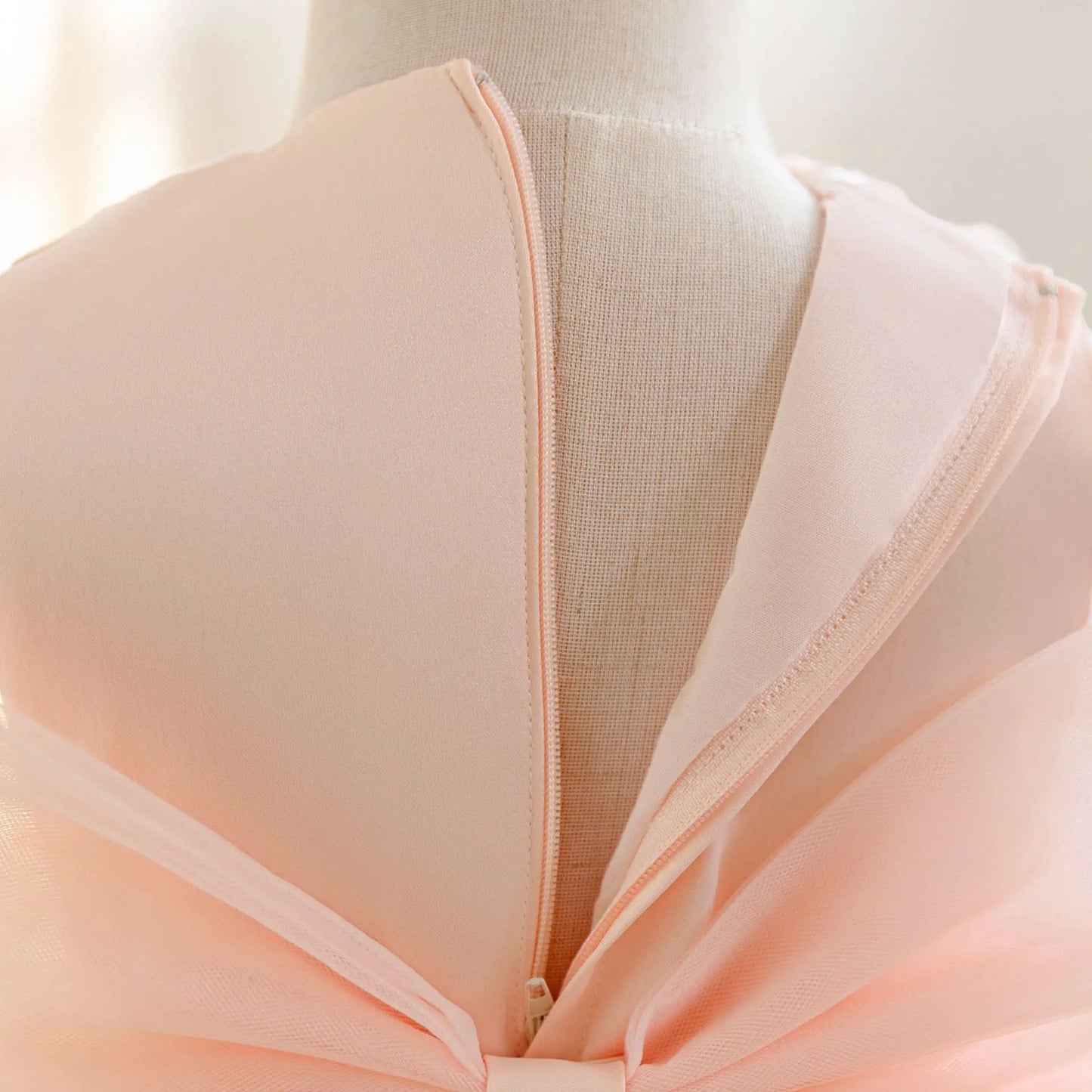 Vestido Rosa con cola, flores, moño 2049R