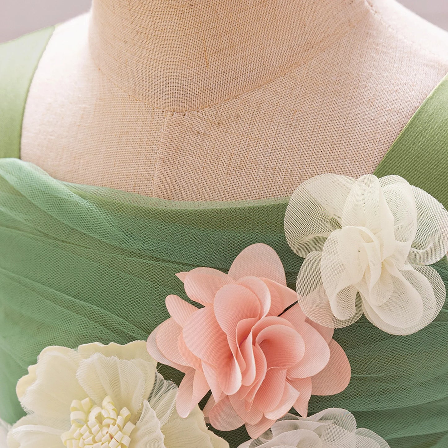 Vestido Verde con detalle de flores💚2023