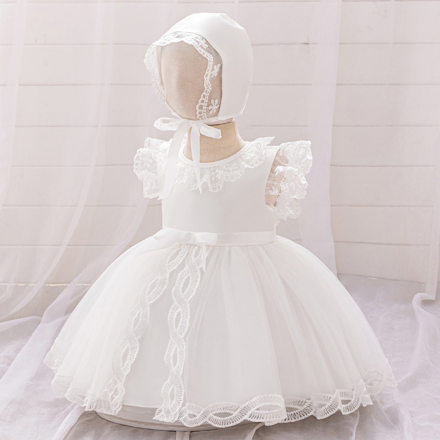 Vestido Blanco con detalles de encaje y gorra🤍2030