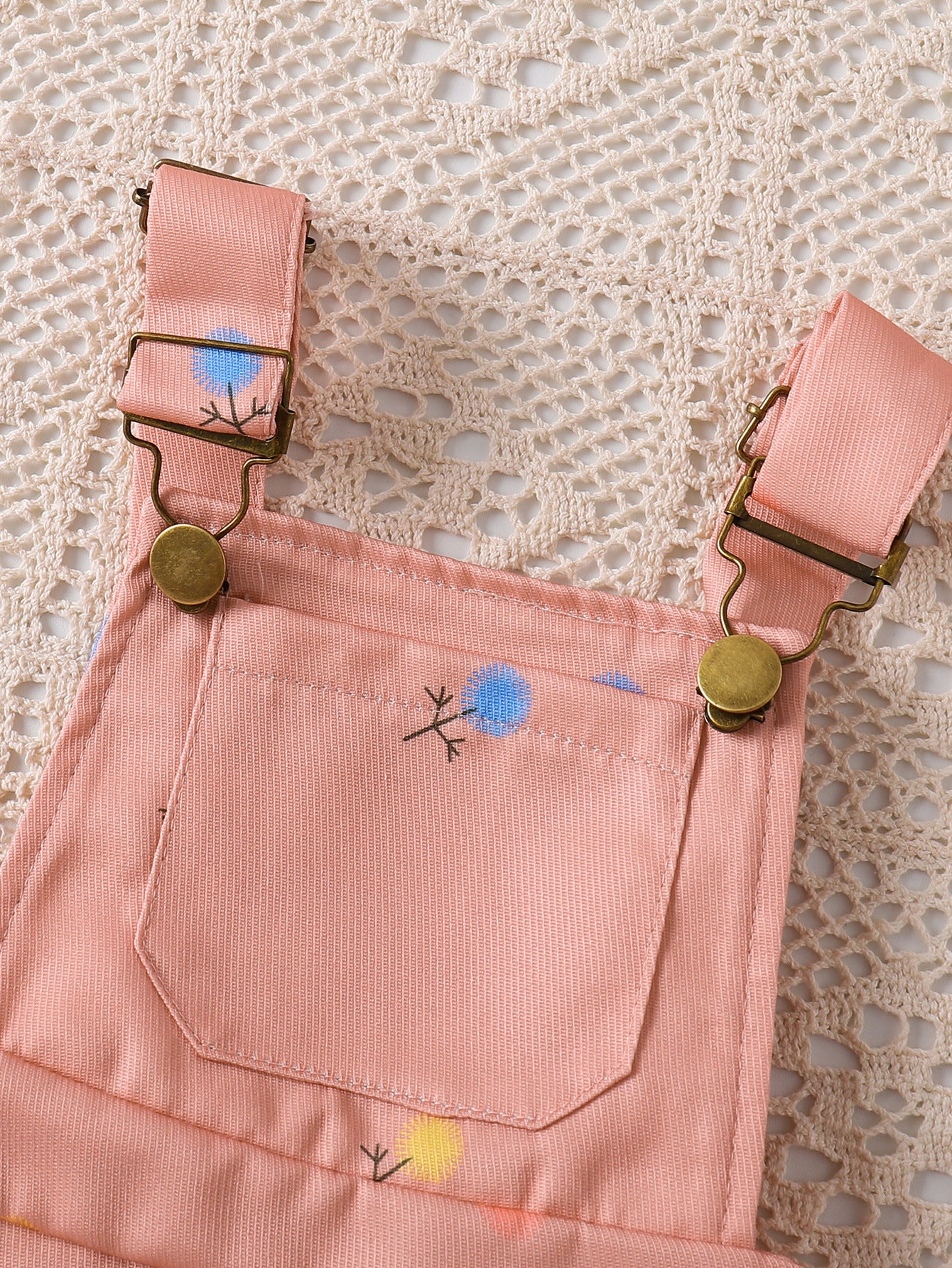 Conjunto body blanco más jardinera rosa, jardinerita, con detalles de flores 🌸 3336