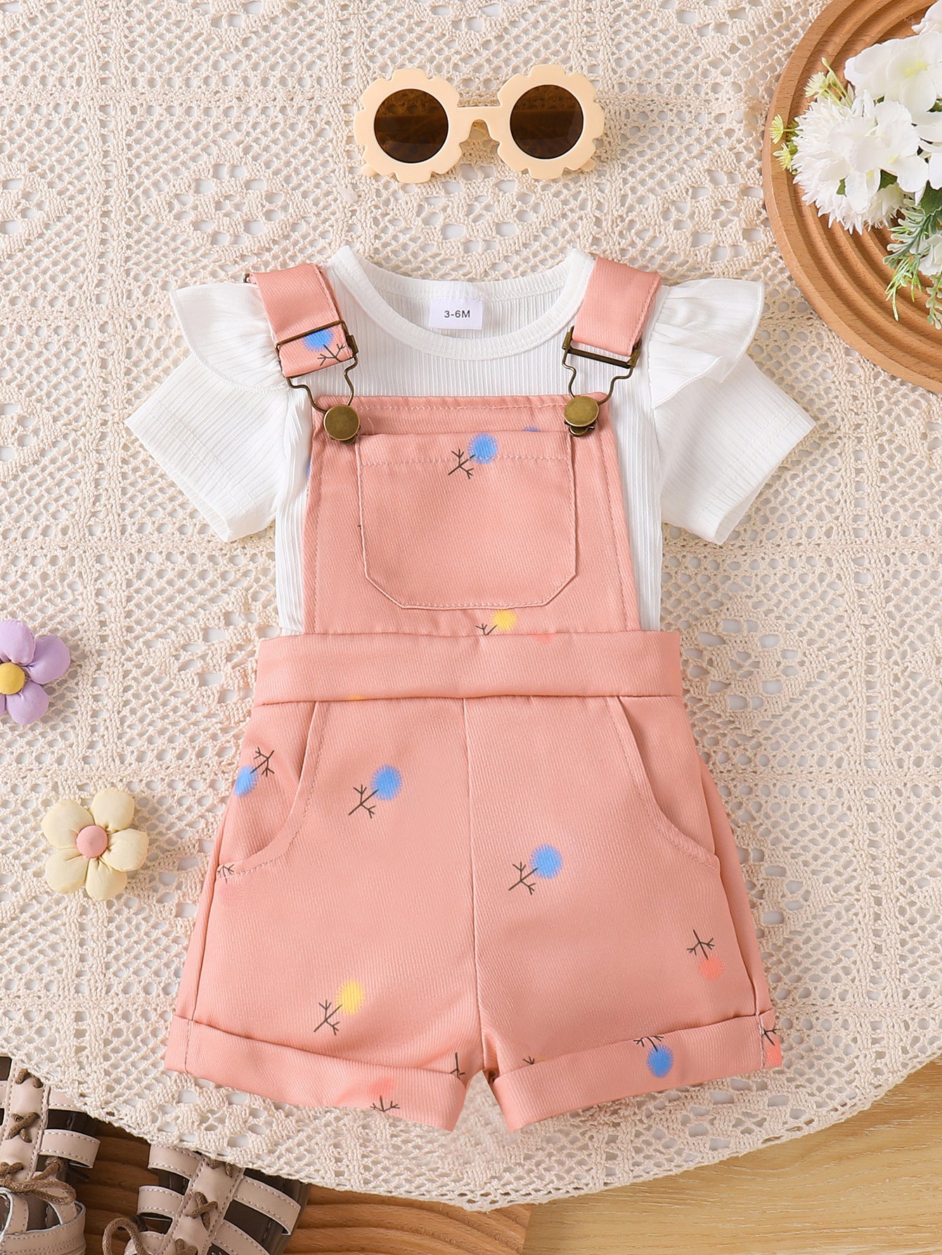 Conjunto body blanco más jardinera rosa, jardinerita, con detalles de flores 🌸 3336