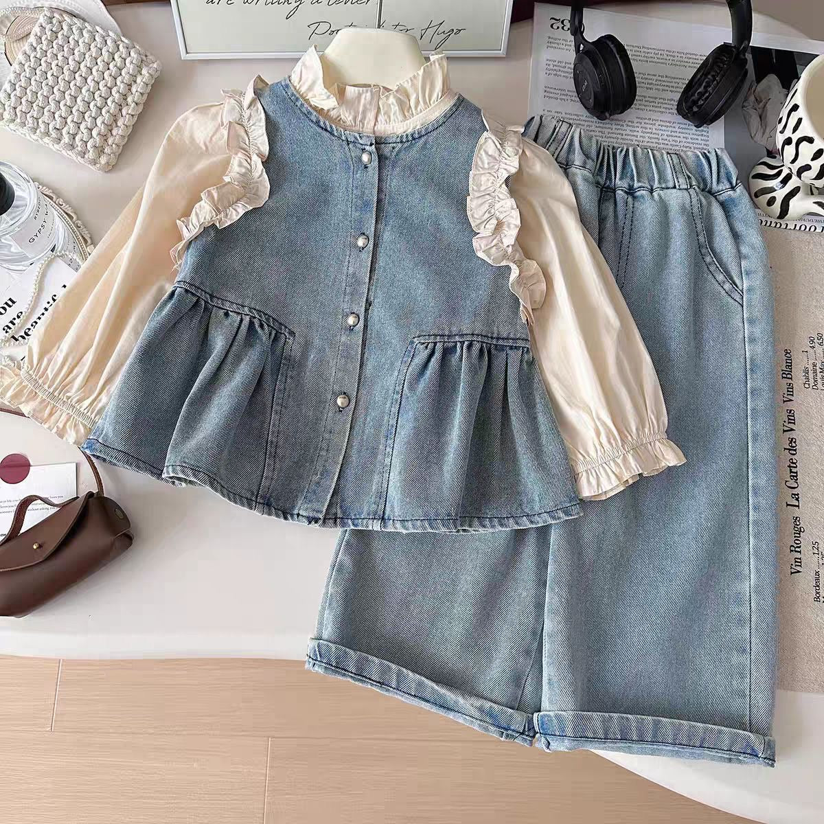 Conjunto 3 piezas, camisa beige, chaleco y jeans💙✨2656