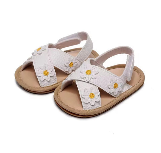Sandalia blanca con margaritas 🌼 3589