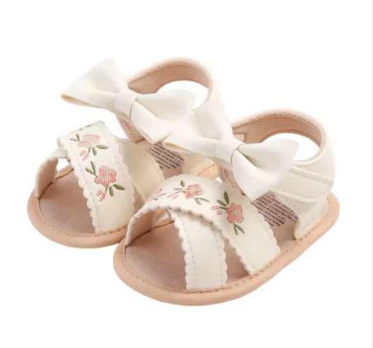 Sandalia beige, flores, moño 🌸 3587