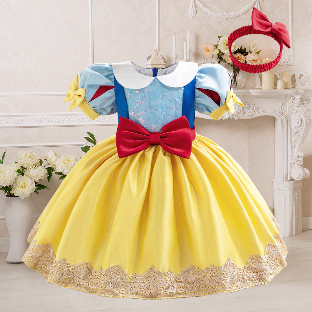 Vestido Blanca Nieves elegante con vinchita, manga princesa, brillos ✨ 💛👑 3501