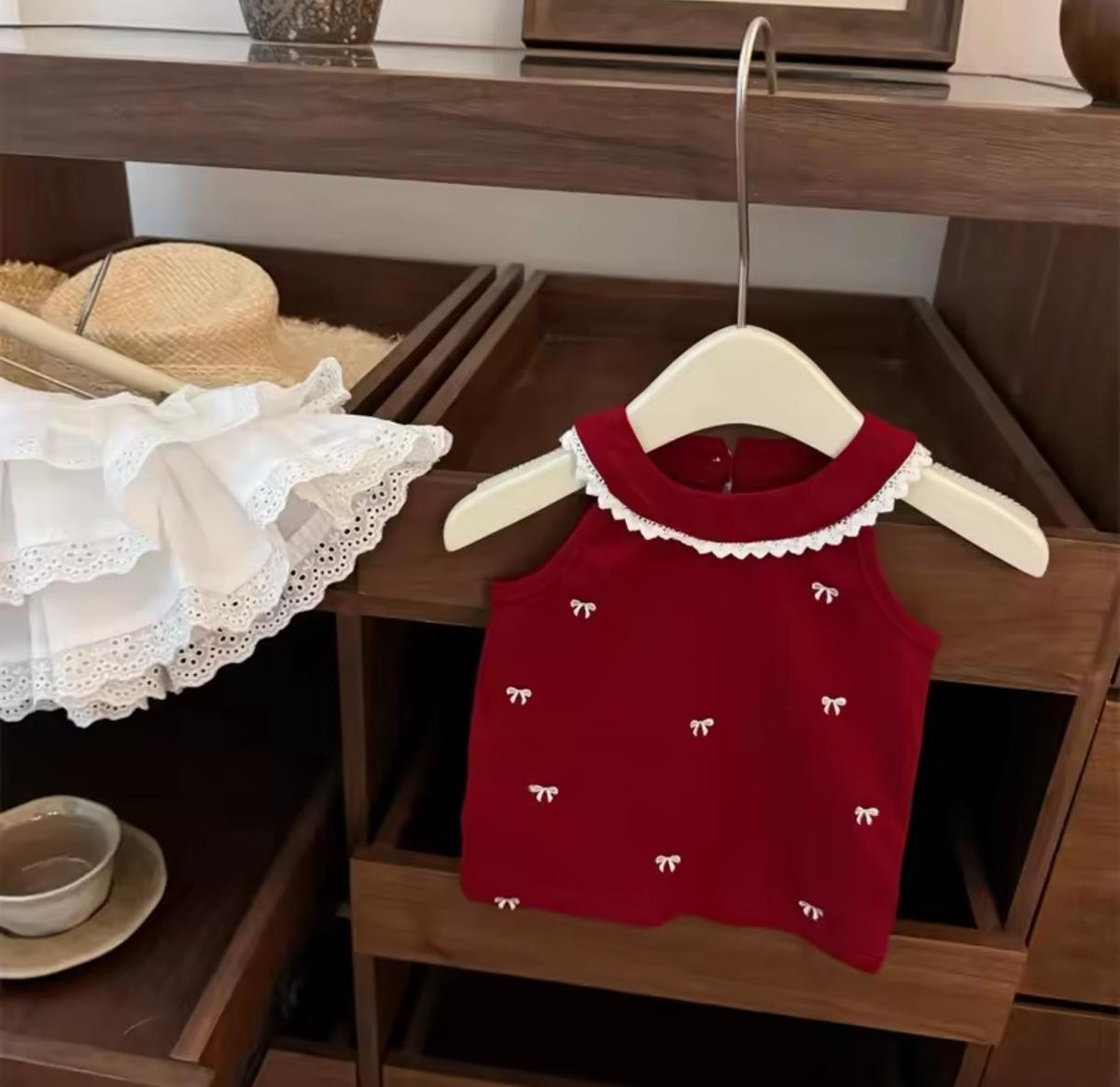 Conjunto blusita roja más short pollera beige ❤️ 3675