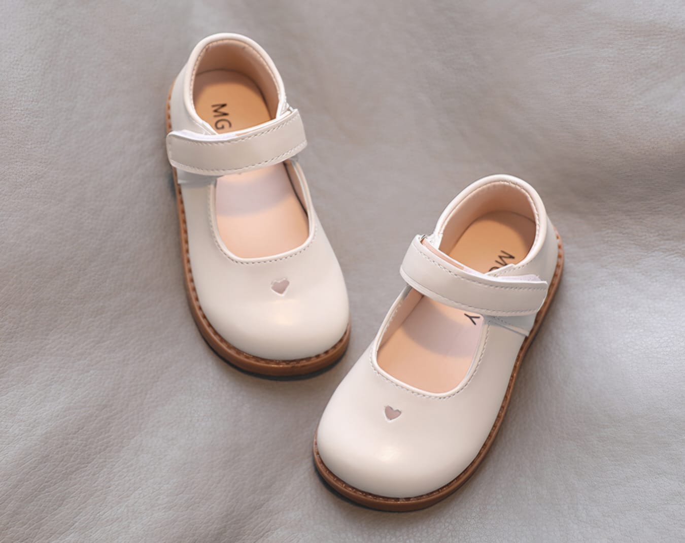 Zapatitos blanco con detalle corazón, Bautismo, Cortejo🤍 22048BL