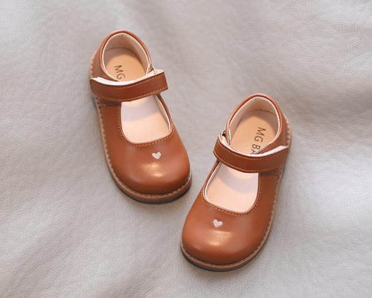 Zapatito marrón con detalle de corazón, guillermima🤎22048M