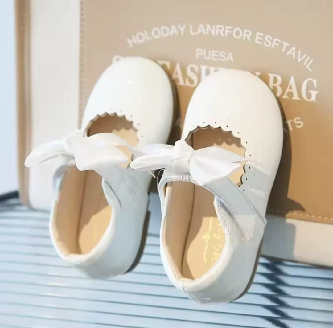 Zapatitos charol con moño blanco 🤍 20018