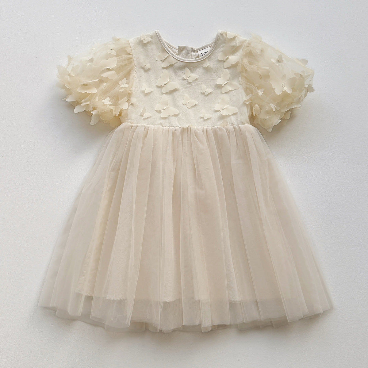 Vestido beige con manguitas y detalles en mariposas 3D🦋 2068