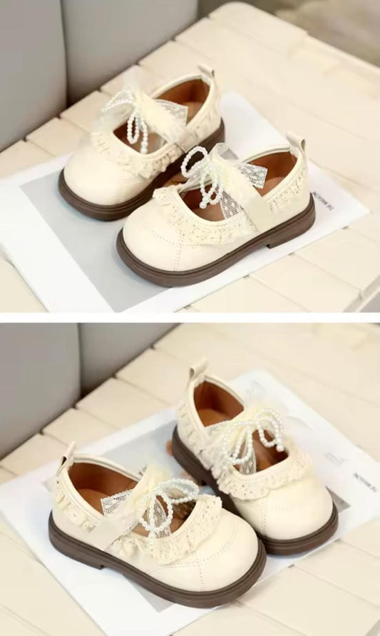 Calzado zapatos beige con detalle de moño y perlas🎀✨26063B