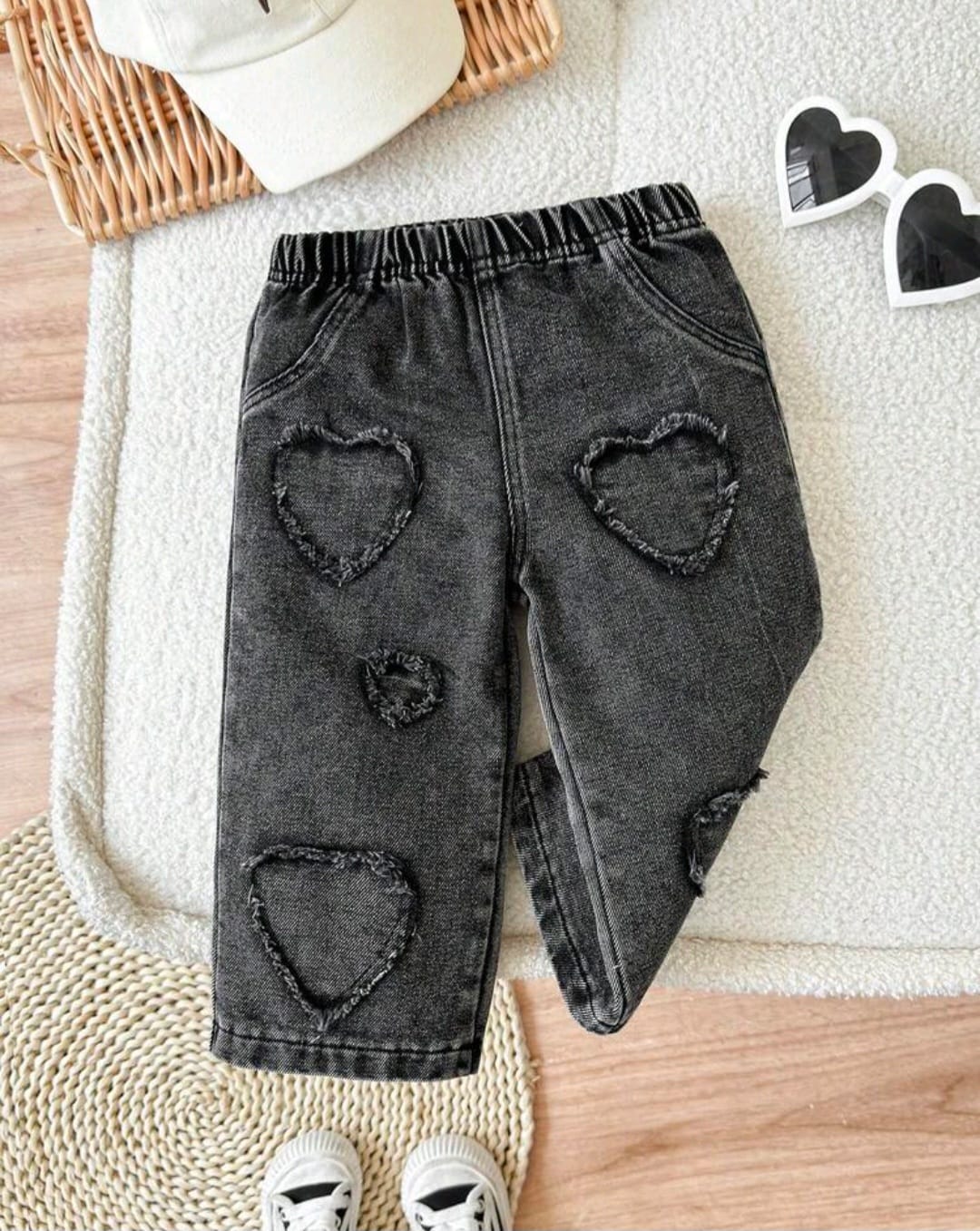 Pantalón de jeans negro con corazones🖤 2596