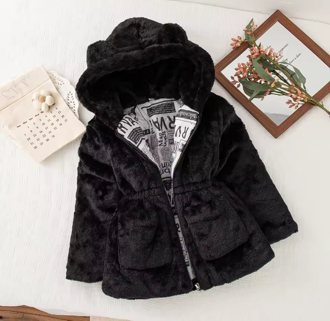 Abrigo de felpa negro con capucha, osito, inv 2623
