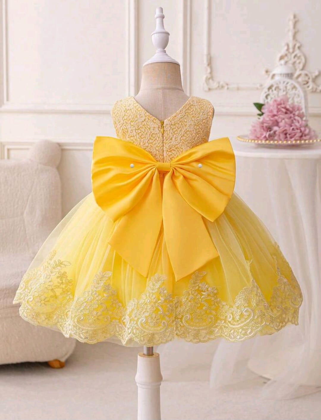 Vestido amarillo, abejita, con detalle de encaje y moño 💛✨ 3103