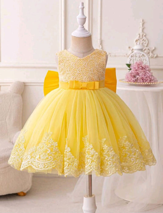 Vestido amarillo, abejita, con detalle de encaje y moño 💛✨ 3103