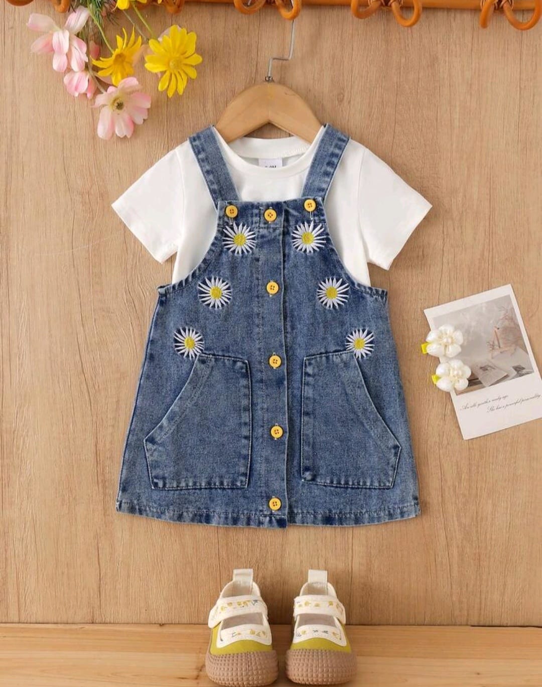 Conjunto jardinera de jeans más remera básica blanca, girasoles, flores, jardinerita 🌼 3345