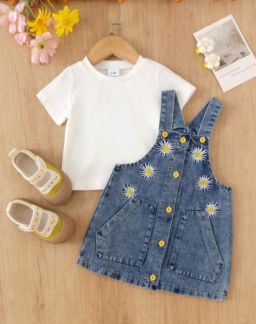 Conjunto jardinera de jeans más remera básica blanca, girasoles, flores, jardinerita 🌼 3345