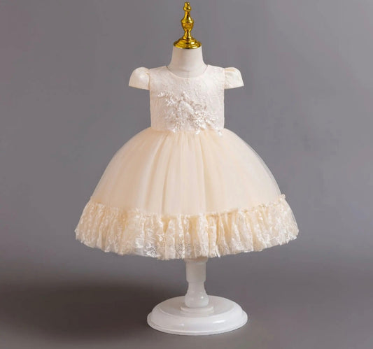 Vestido elegante beige con detalles de flores, encaje, brillos ✨ 3340