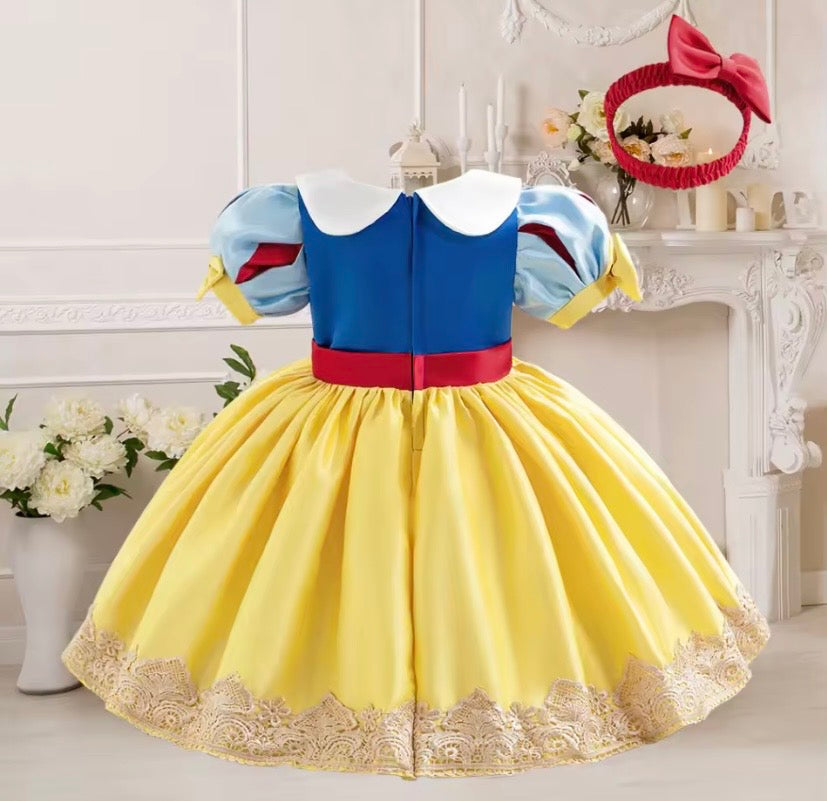 Vestido Blanca Nieves elegante con vinchita, manga princesa, brillos ✨ 💛👑 3501