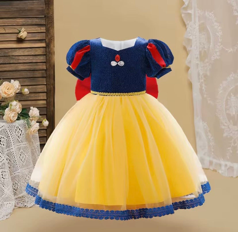 Vestido Blanca Nieves elegante con moño atrás 👑💛✨ 3503