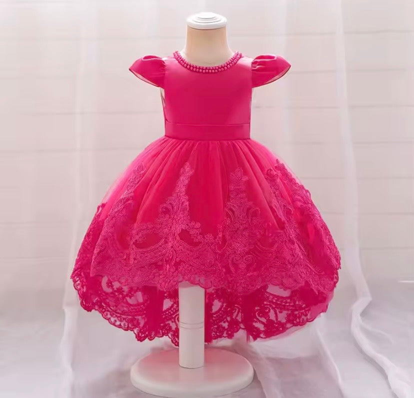 Vestido fucsia con cola larga, perlas, moño, con detalles de encaje🩷 1377F