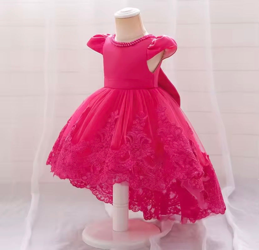 Vestido fucsia con cola larga, perlas, moño, con detalles de encaje🩷 1377F