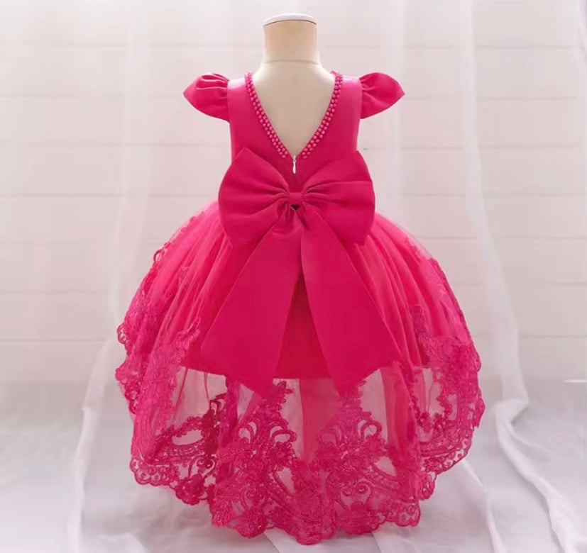 Vestido fucsia con cola larga, perlas, moño, con detalles de encaje🩷 1377F