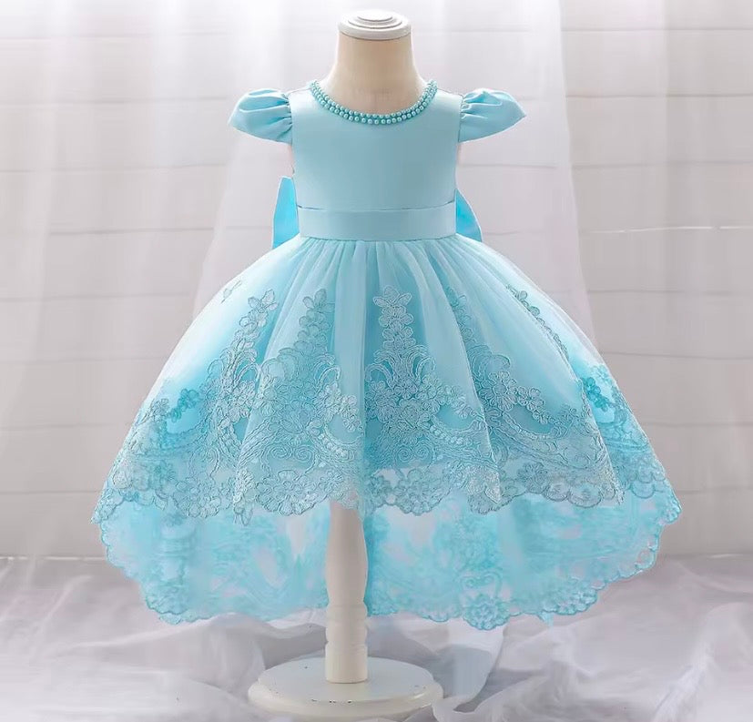 Vestido celeste con cola larga, perlas, detalles de encaje 🩵 1377C