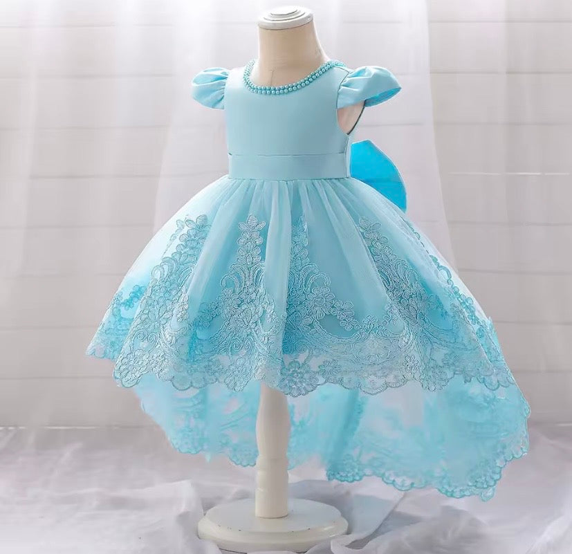 Vestido celeste con cola larga, perlas, detalles de encaje 🩵 1377C