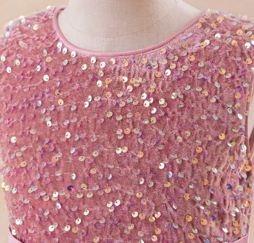 Vestido rosa vieja con brillos, cola larga 💖 3518RV