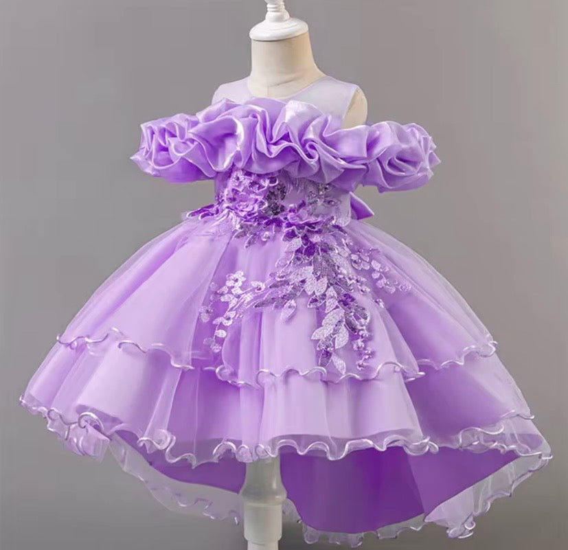 Vestido lila con cola larga, brillos, detalles de bordado 💜 2032L