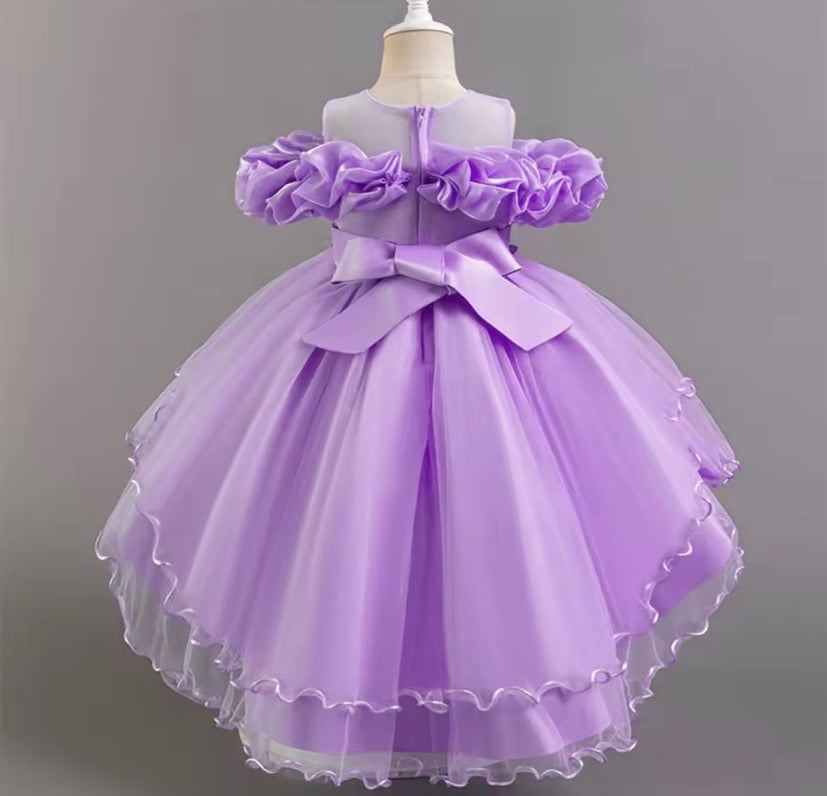 Vestido lila con cola larga, brillos, detalles de bordado 💜 2032L