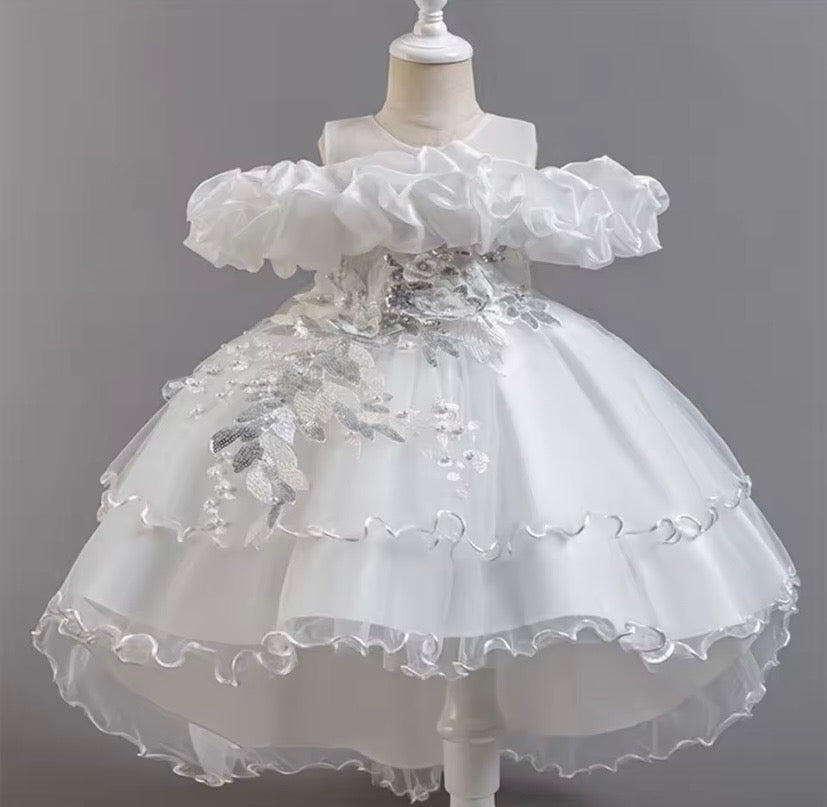 Vestido blanco con cola larga, brillos, detalles bordados, bautismo, cortejo 🤍✨ 2032BL