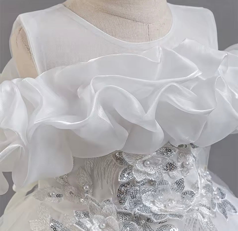 Vestido blanco con cola larga, brillos, detalles bordados, bautismo, cortejo 🤍✨ 2032BL