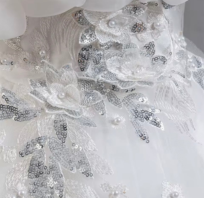 Vestido blanco con cola larga, brillos, detalles bordados, bautismo, cortejo 🤍✨ 2032BL