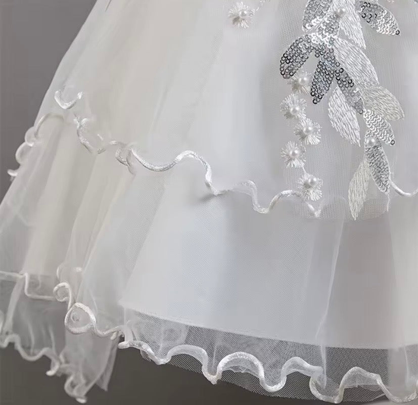 Vestido blanco con cola larga, brillos, detalles bordados, bautismo, cortejo 🤍✨ 2032BL