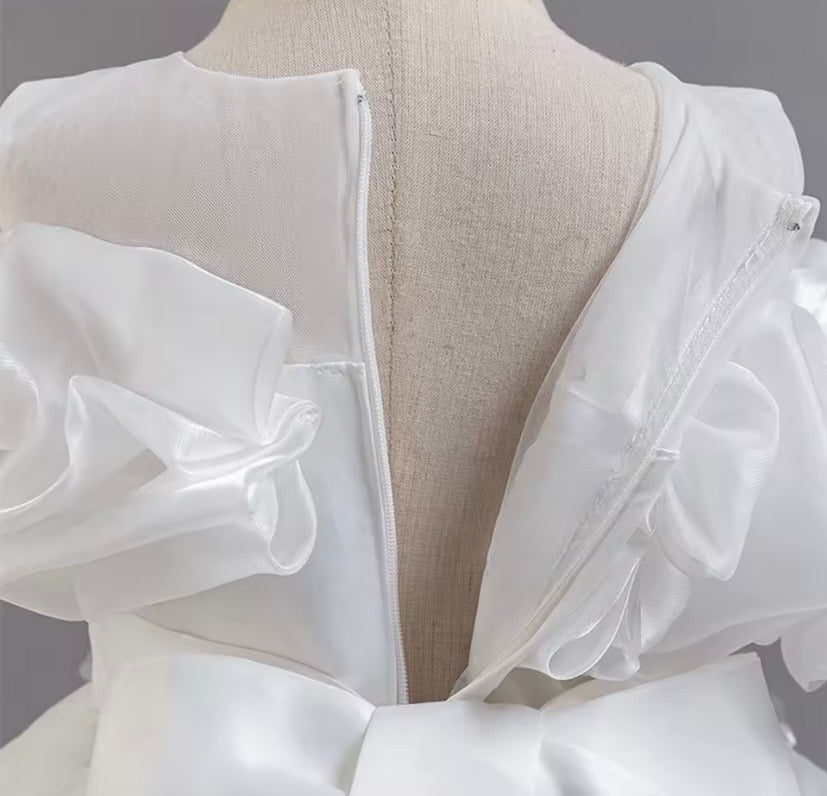 Vestido blanco con cola larga, brillos, detalles bordados, bautismo, cortejo 🤍✨ 2032BL