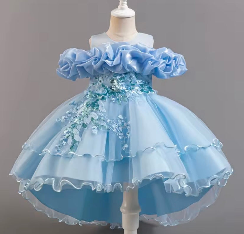 Vestido celeste con cola larga, brillos, manga caída, flores 🩵✨ 2032CL