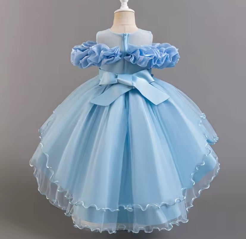 Vestido celeste con cola larga, brillos, manga caída, flores 🩵✨ 2032CL