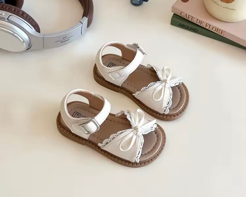 Sandalia beige, con detalles de encaje 🤍 004B