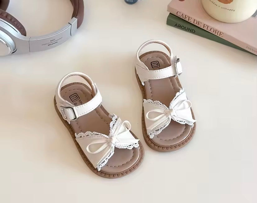 Sandalia beige, con detalles de encaje 🤍 004B