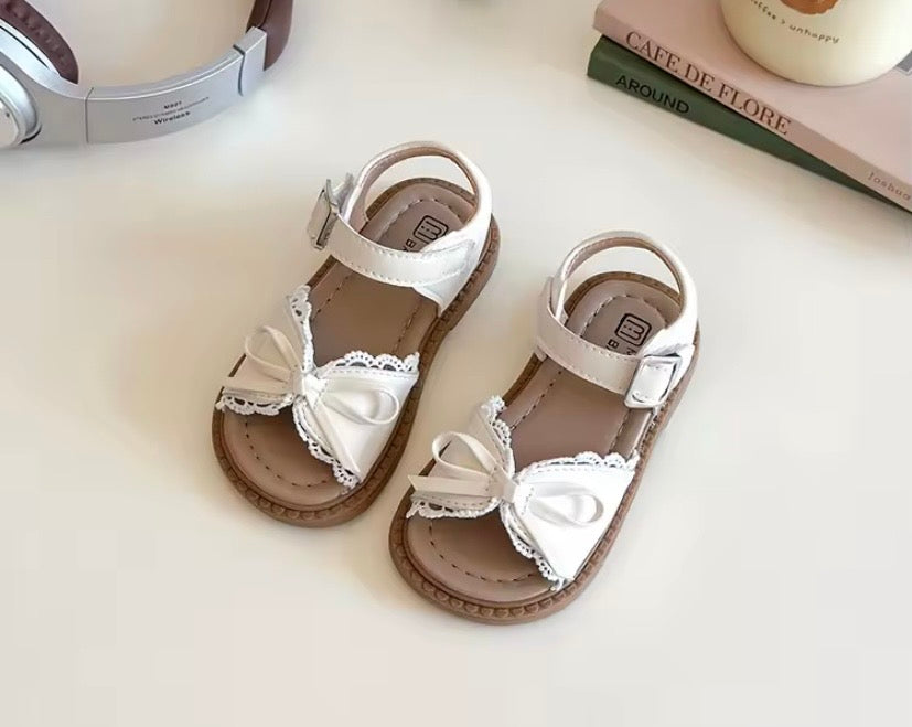 Sandalia beige, con detalles de encaje 🤍 004B