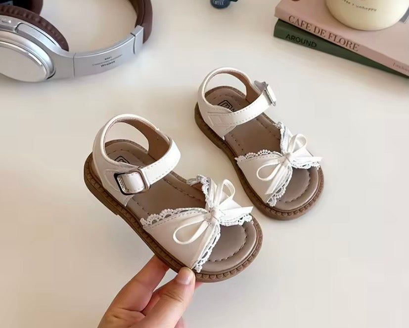 Sandalia beige, con detalles de encaje 🤍 004B