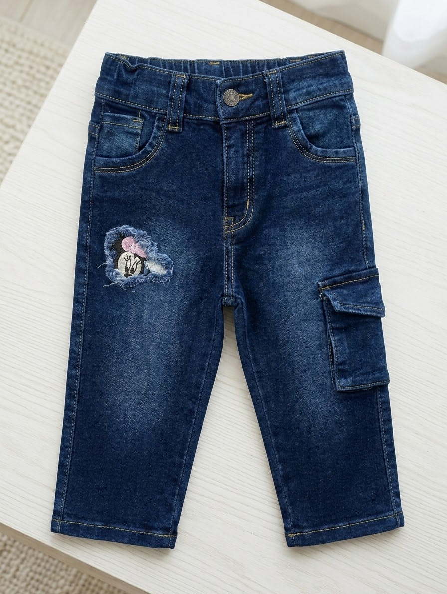 Pantalón de jeans oscuro con detalle de Minnie 💙 3569