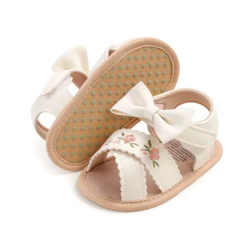 Sandalia beige, flores, moño 🌸 3587